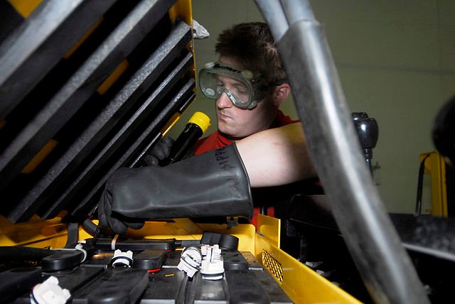 Replacing Electric Forklift Batteries
