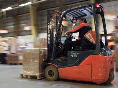 Hazards of Operating Electric Forklifts in Narrow Aisles 